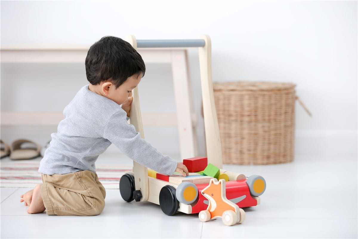 Baby walker Plan Toys - Imagen 8